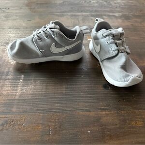 Nike Kids Light Gray Sneakers